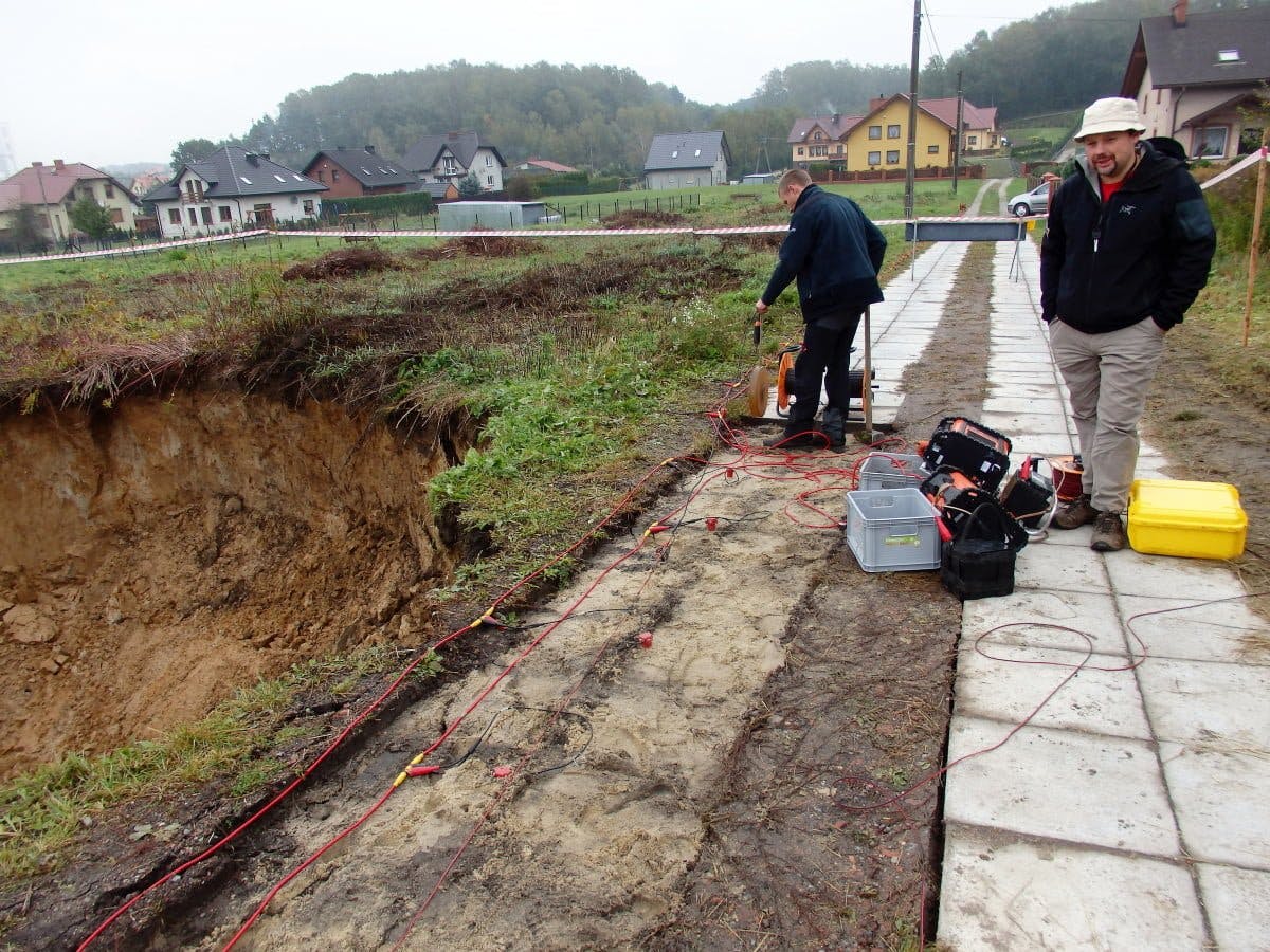 Dlaczego zapadła się ziemia w Jankowicach? „To nietypowe zjawisko” – mówią geolodzy